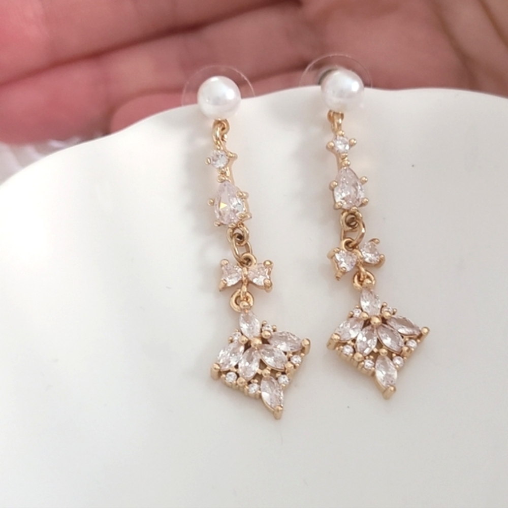 Beautiful Vintage Style Long Gold Tone Crystal Dangle Pearl Drop Earrings